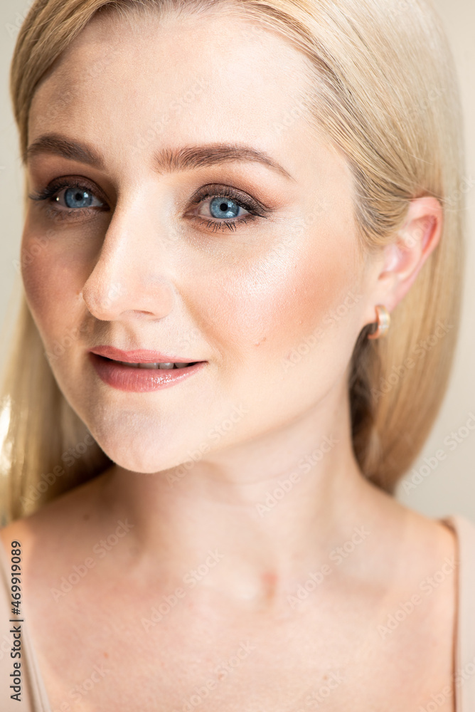 Obraz premium Perfect blonde woman close up fashion portrait