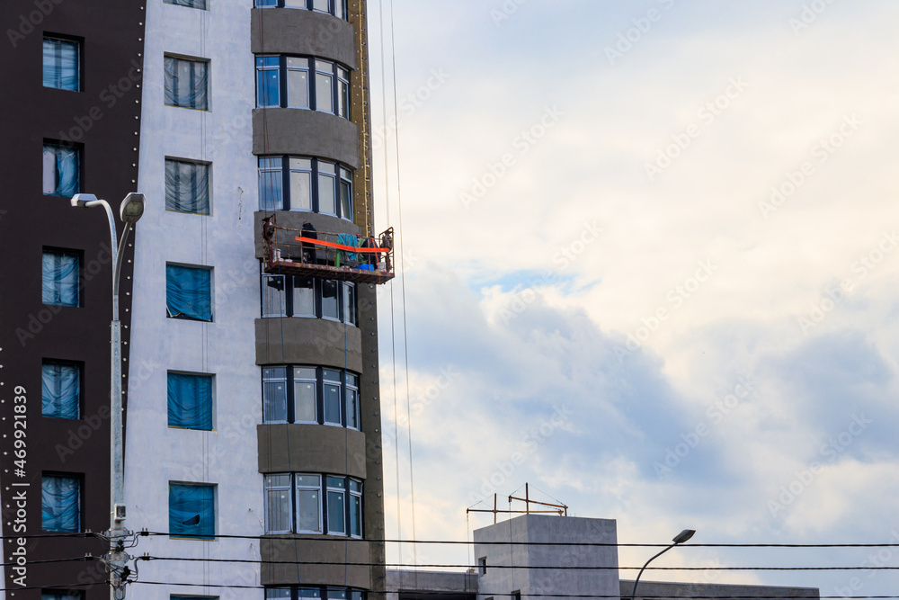 Suspended platform or cradle for construction, installation and repair ...