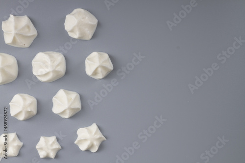 Fotografi White whipped cream in the shape of a rose on a gray background