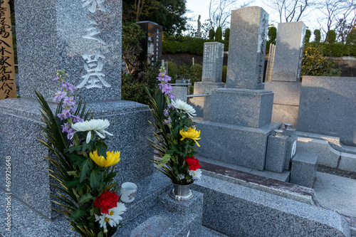 Foto 墓石と供花　墓参り・供養　イメージ　Japanese style grave with offering flowers