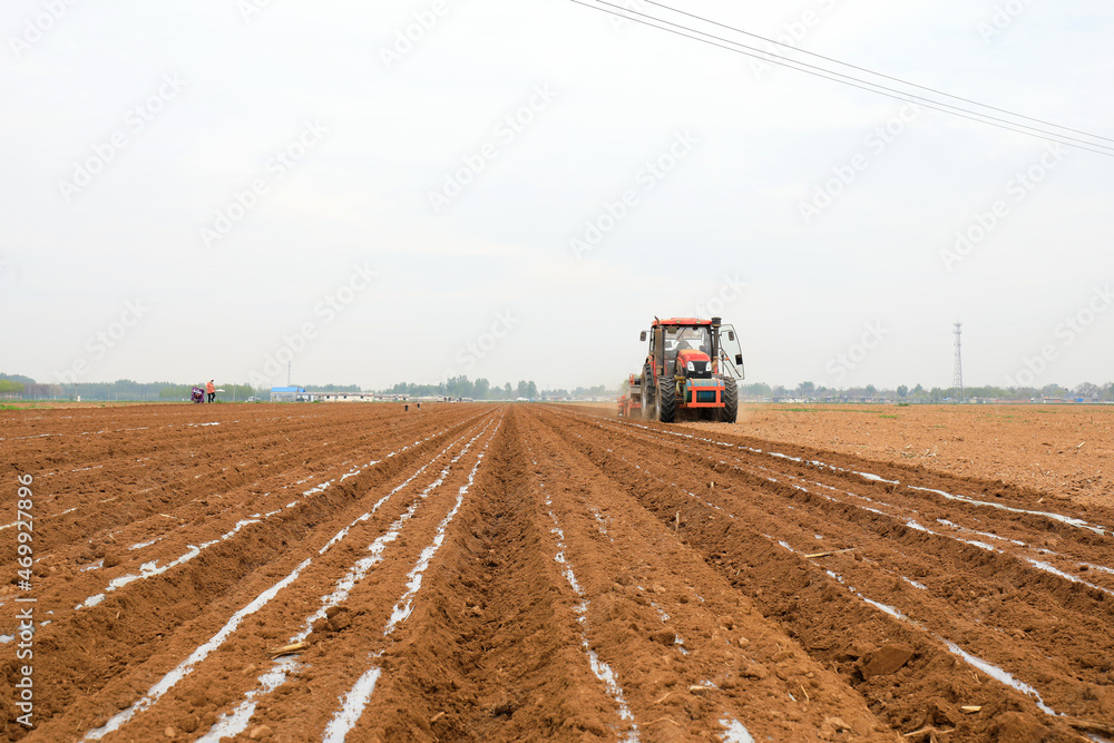 Farmers use planters to plant plastic coated peanuts on farms, North China Farmers use planters to plant plastic coated peanuts on farms, North China
