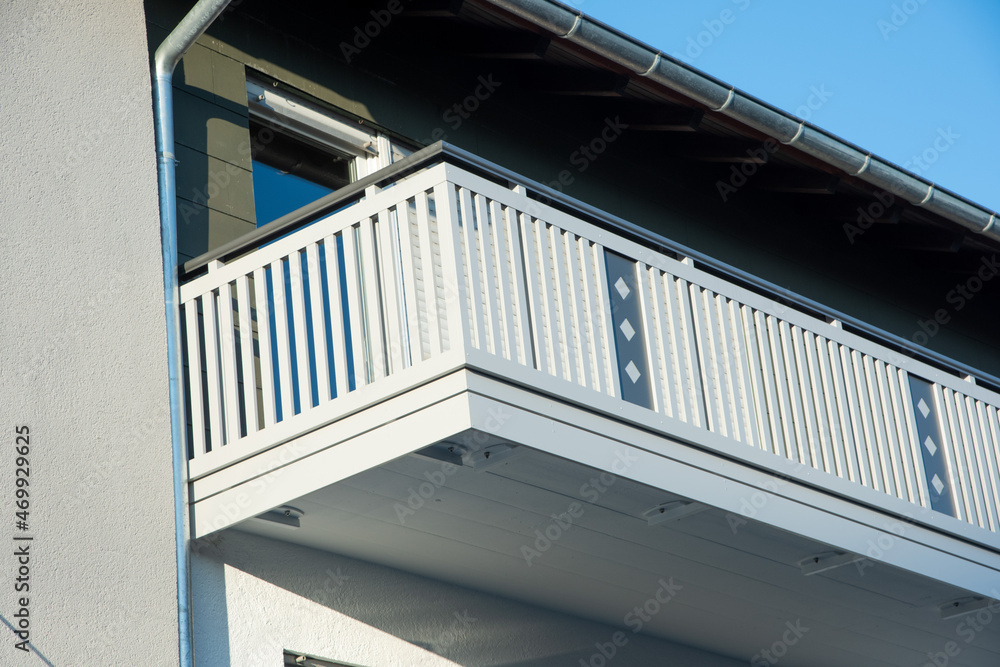 Fototapeta premium Moderne Balkone mit Sichtschutz aus beschichteten Kunststoffplanken und Metall-Geländer an Neubau-Hausfront