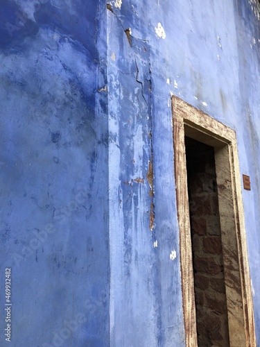 porte sur mur bleu