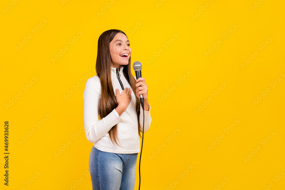 Obraz premium Photo of impressed sweet student girl wear white zip shirt smiling singing song looking empty space isolated yellow color background