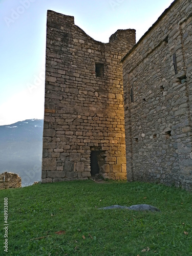 Castello altomedievale di Domofole, o Castello della Regina. Si trova a Mello, località Castello in Valtellina.