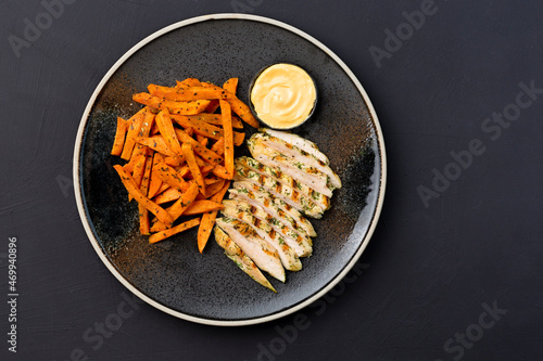 Chicken grilled breast and carrots chips