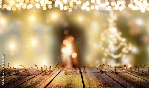 Unscharfer Weihnachtshintergrund mit Lichterketten und Christbaum