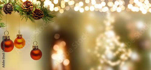 Unscharfer Weihnachtshintergrund mit Lichterketten und Christbaum