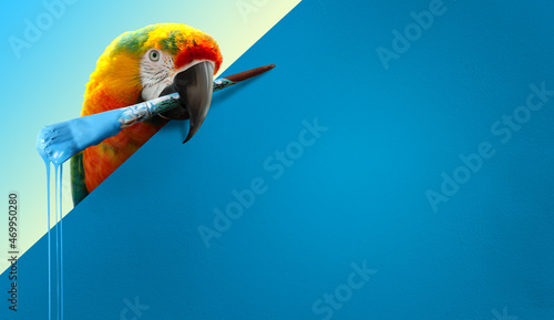 Foto Parrot bird with a paint brush in its beak