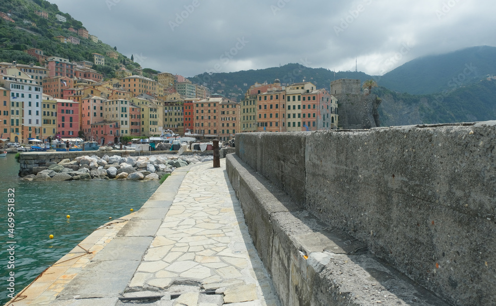 Il molo al termine del porto di Camogli, in Liguria.