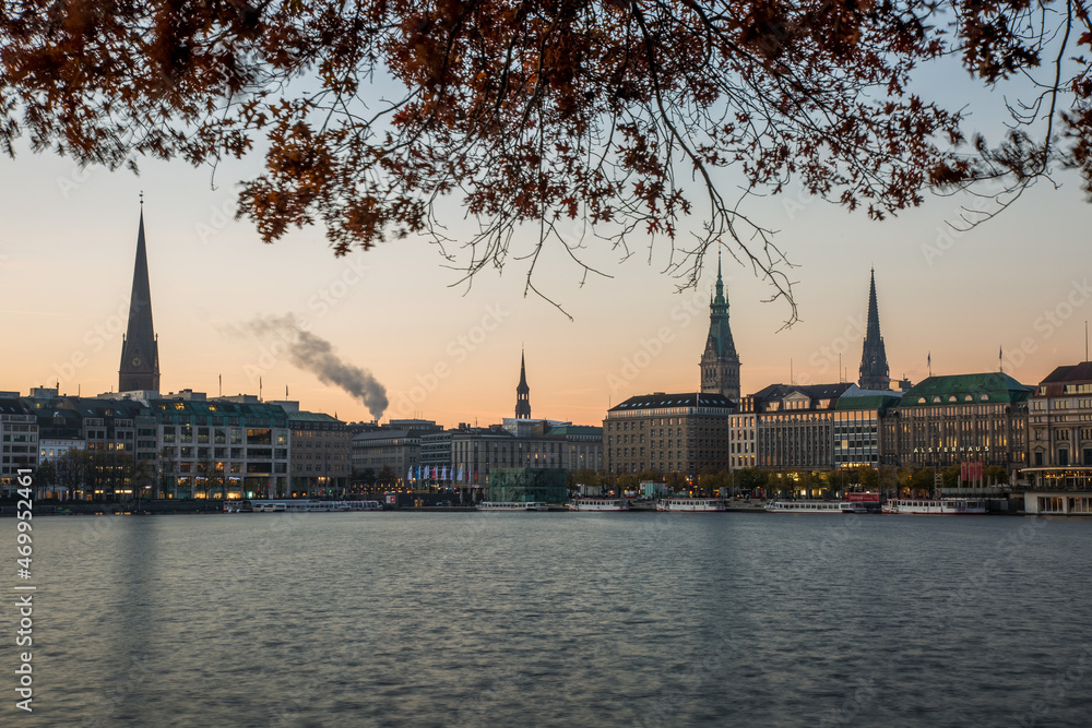 Alster in Hamburg an einen herbstlichen Morgen Alster in Hamburg an einen herbstlichen Morgen