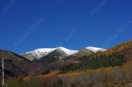 Montagnes du Vallespir dans les Pyr  n  es orientales avec de la neige en d  but d hiver  pic Rojta et set homes