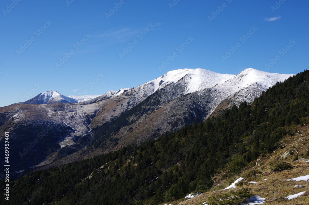 Hautes montagnes avec neige dans le vallespir et conflent des Pyrénées avec cairn et balisage GR
