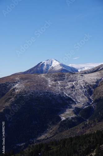 Hautes montagnes avec neige dans le vallespir et conflent des Pyrénées avec cairn et balisage GR
