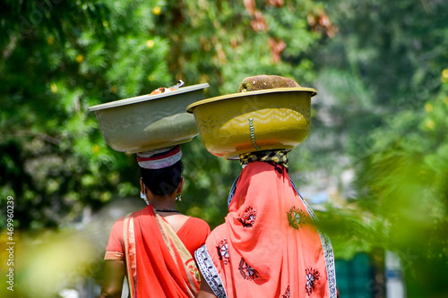 Canvas Print Asian Woman carrying vegetables in head for sell