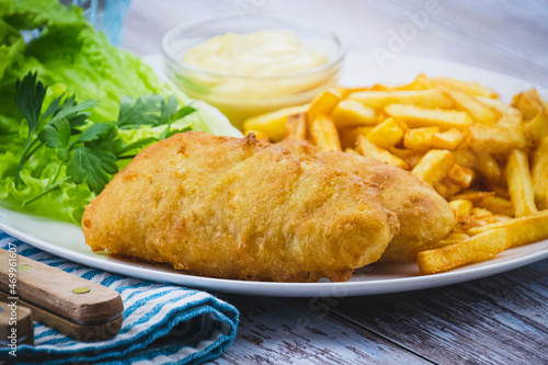 Fish and chips, sauce et salade