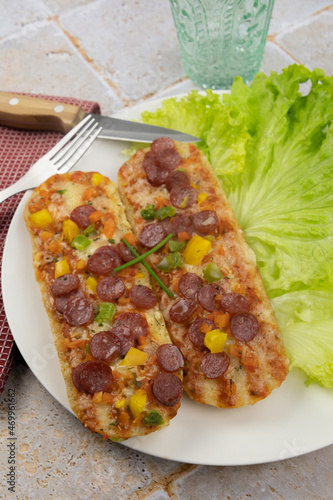 pizza au salami, fromage et légumes