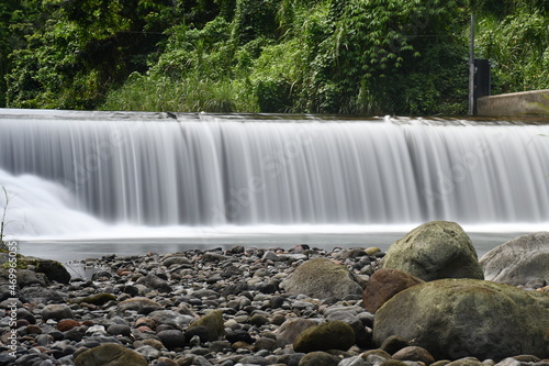Chute d'eau en pleine nature
