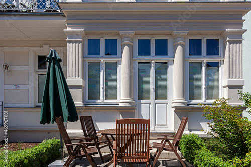 tische und stuhle auf der Terrasse einer Ferienwohnung mit Garten photo