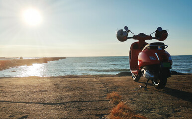 Bilder mit Rahmen Roller Roter Vintage Roller am Meer  © M-Production