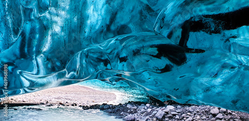 Fotografie In a glacier cave in Iceland