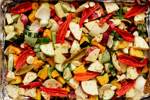 vários legumes e vegetais coloridos em um tabuleiro