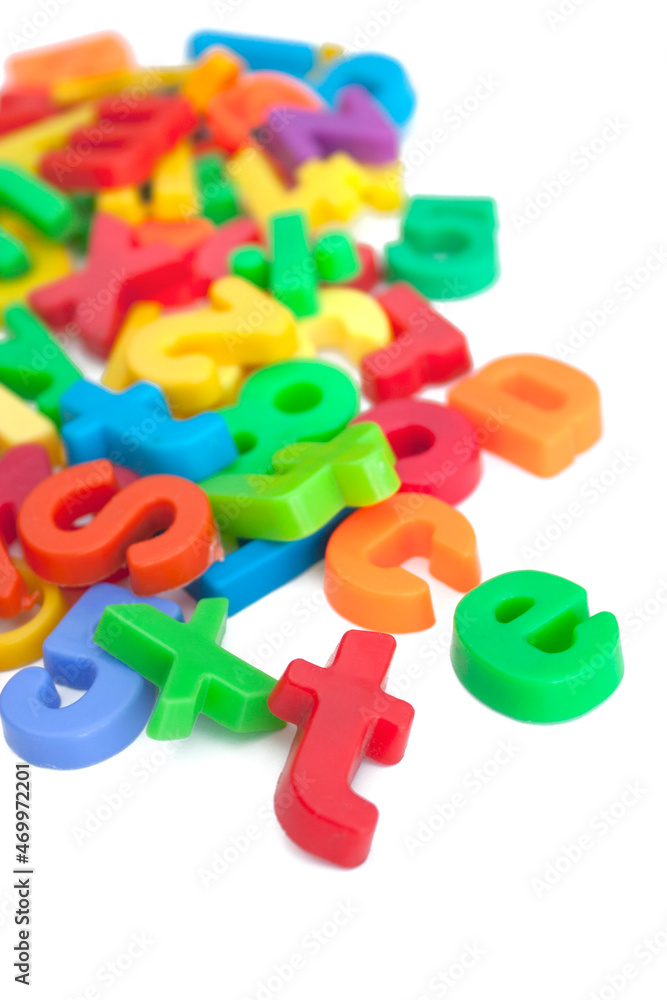 Fototapeta premium Lettres et chiffres en plastique colorés 