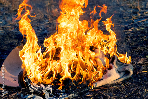 Quadro su tela Burning old clothes after an infectious disease
