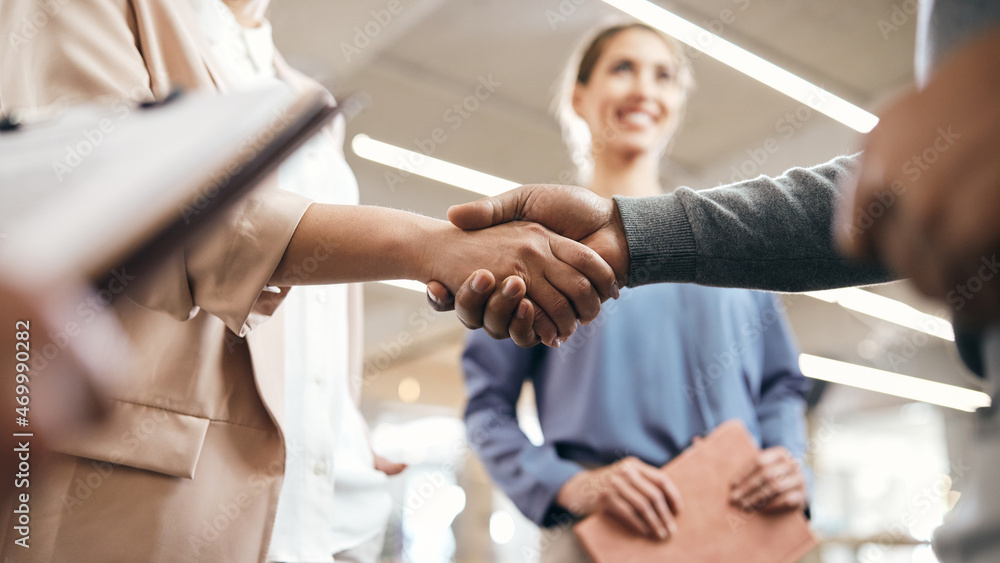 Close-up of business partners handshaking after successful agreement in office. - obrazy, fototapety, plakaty 