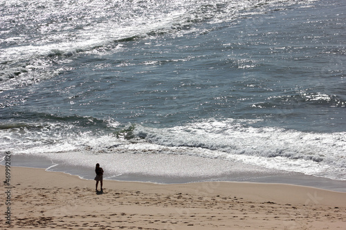 mulher a passear na praia photo