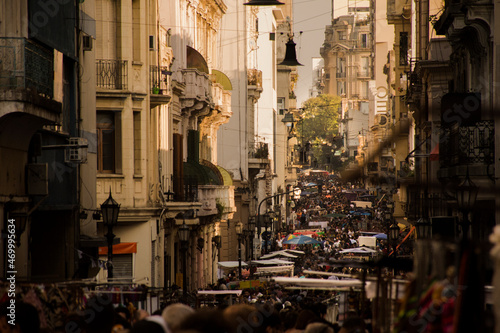 Fototapeta Naklejka Na Ścianę i Meble -  Street with a lot of people in the traditional San Telmo´s fair and typical Buenos Aire´s historical constructions. Argentina at the afternoon
