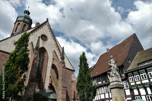 Marktkirche, Fachwerkhäuser und Till-Eulenspiegel-Denkmal am Marktplatz in Einbeck / Harz