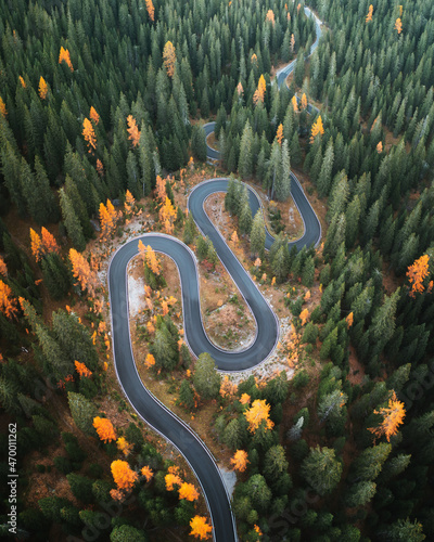 Foto Top aerial view of famous Snake road near Passo Giau in Dolomite Alps
