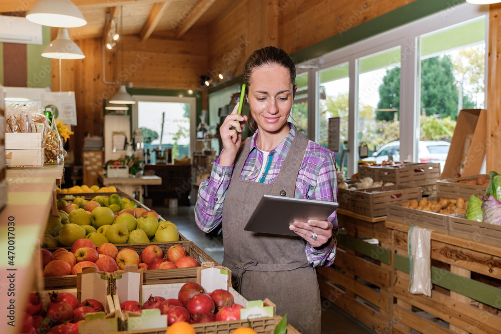 Ταπετσαρία Portrait of happy female sales assistant in a grocery using digital tablet and t