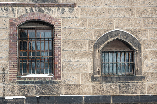 ブロック倉庫の外壁の窓 