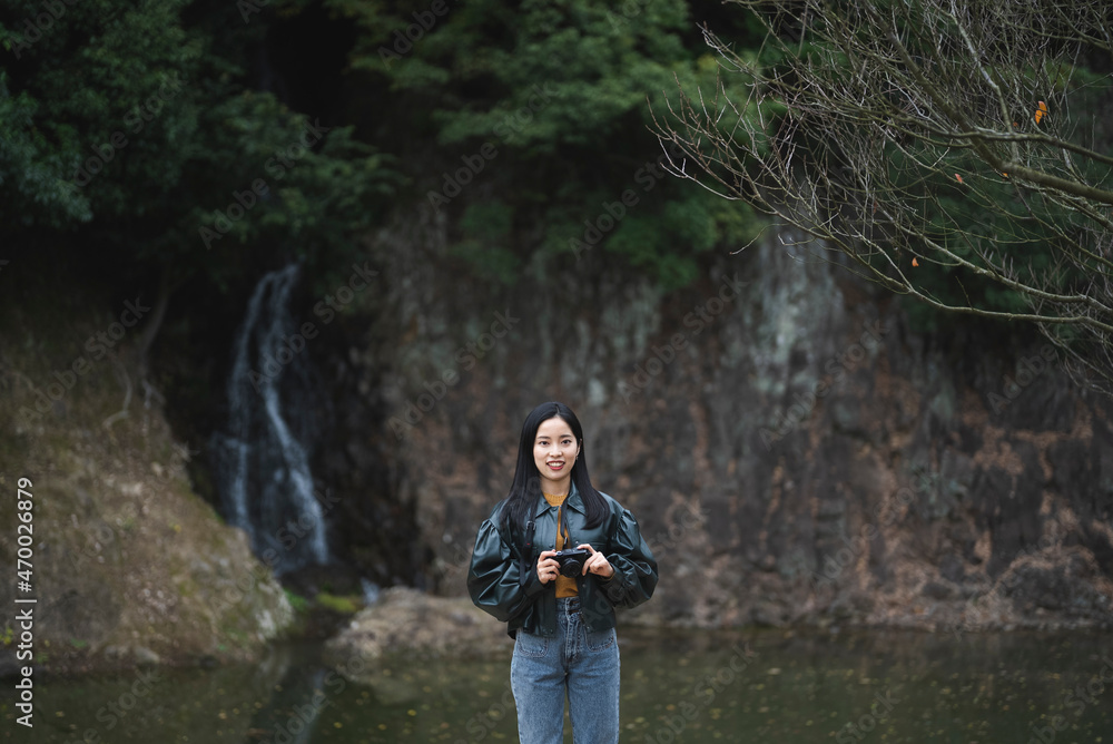 観光地を散策するカメラ女子