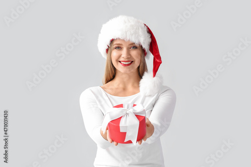 Beautiful young woman in Sa...