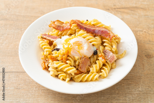 carbonara fusilli pasta spicy bacon