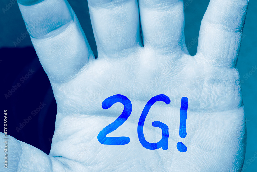 Foto de Eine Hand und Hinweis auf 2G Regel in der Pandemie Covid19 do