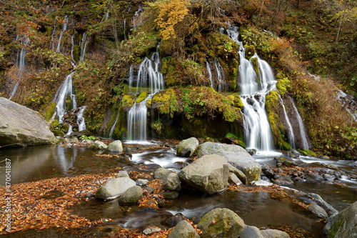 晩秋の滝の風景-日本、山梨県、吐竜の滝