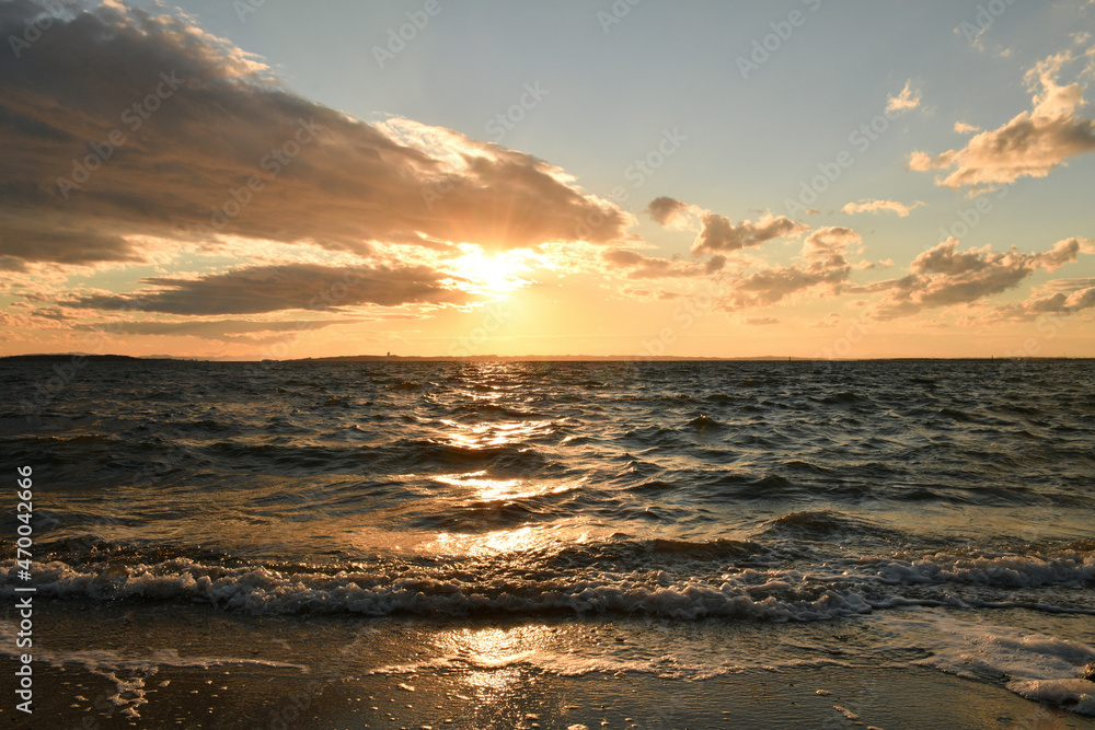 Fototapeta premium Beautiful sunset clouds over ocean 