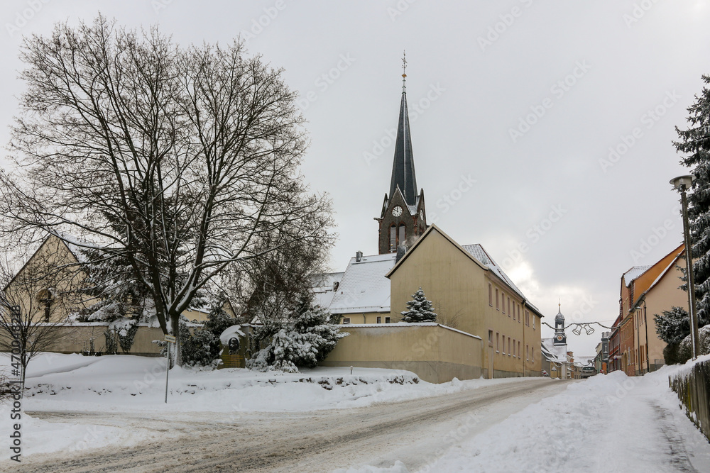 blick auf die kirche mit weißem schnee in der winterzeit