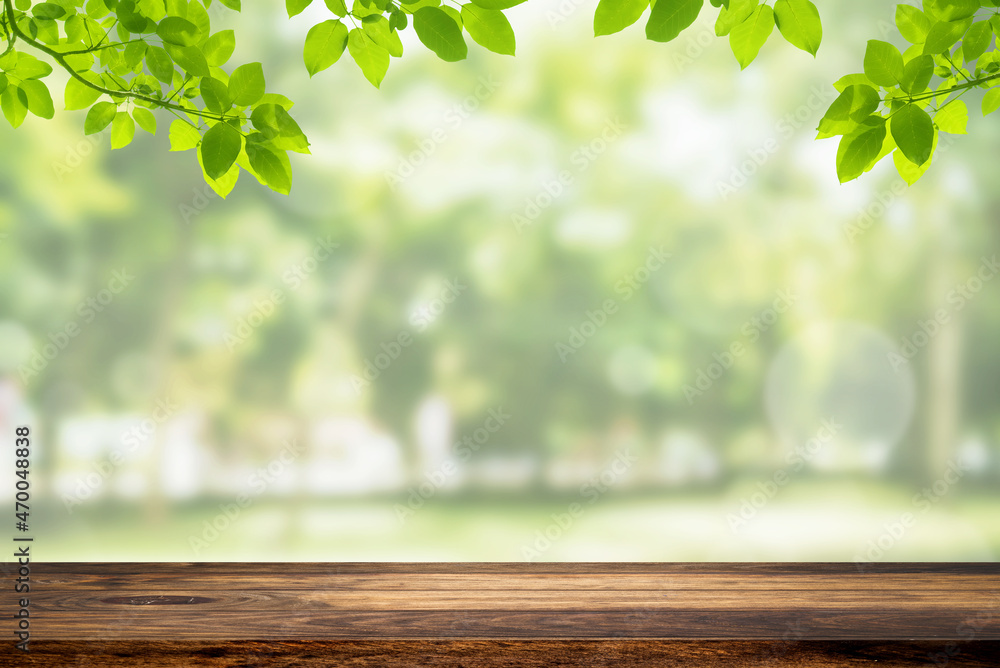 Φωτογραφία Wooden table top with green natural view of green leaves in garden and sunlight with bokeh in background