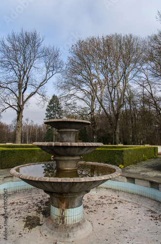 Baranów Sandomierski -  ogród zamkowy - fontanna 