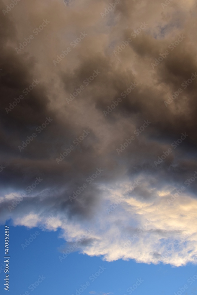 Obraz premium Wolkenschauspiel am Abendhimmel - Regenwolken - Gewitterwolken 