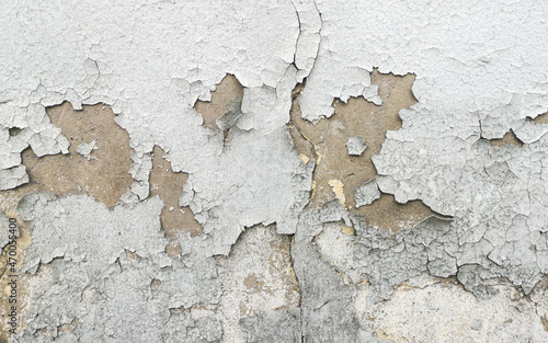White cracked paint on the wall