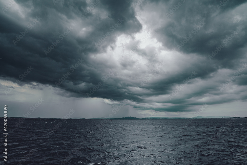 Obraz premium 바다에 내리는 비