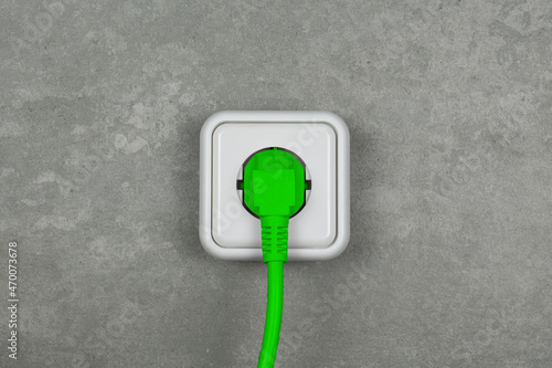 grüner Stecker in Steckdose, grüne Energie