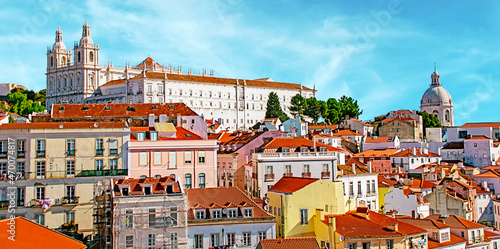 Lissabon Altstadt mit pastellfarbenen Häusern Hauptstadt Portugals Steilküsten Atlantikküste im Süden Europas Iberischen Halbinsel 