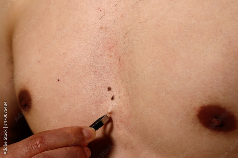 胸毛を抜く裸の日本人男性 Fotografiya Stock Adobe Stock